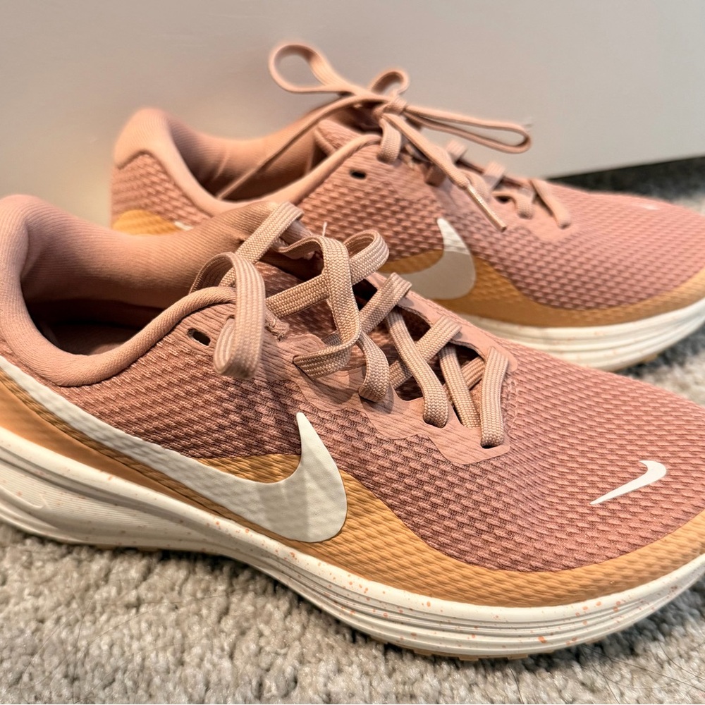 NWOT Nike Women Revolution 8